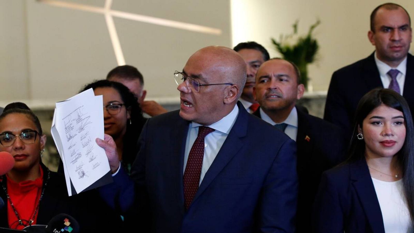 El Gobierno de Venezuela anuncia los primeros dos acuerdos con la oposición en el diálogo en México