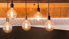 El precio de la luz sube ocho euros hoy hasta los 135,65 euros/MWh, el tercero más alto de la historia