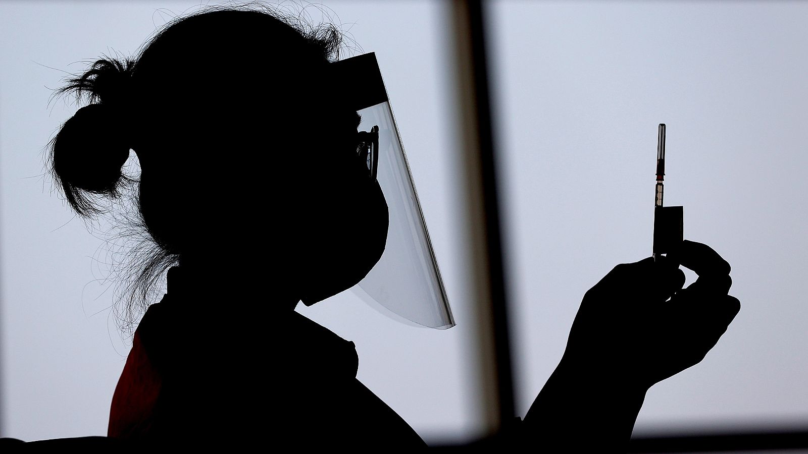  Una enfermera sostiene una jeringuilla con una dosis de la vacuna de Pfizer contra la COVID-19.