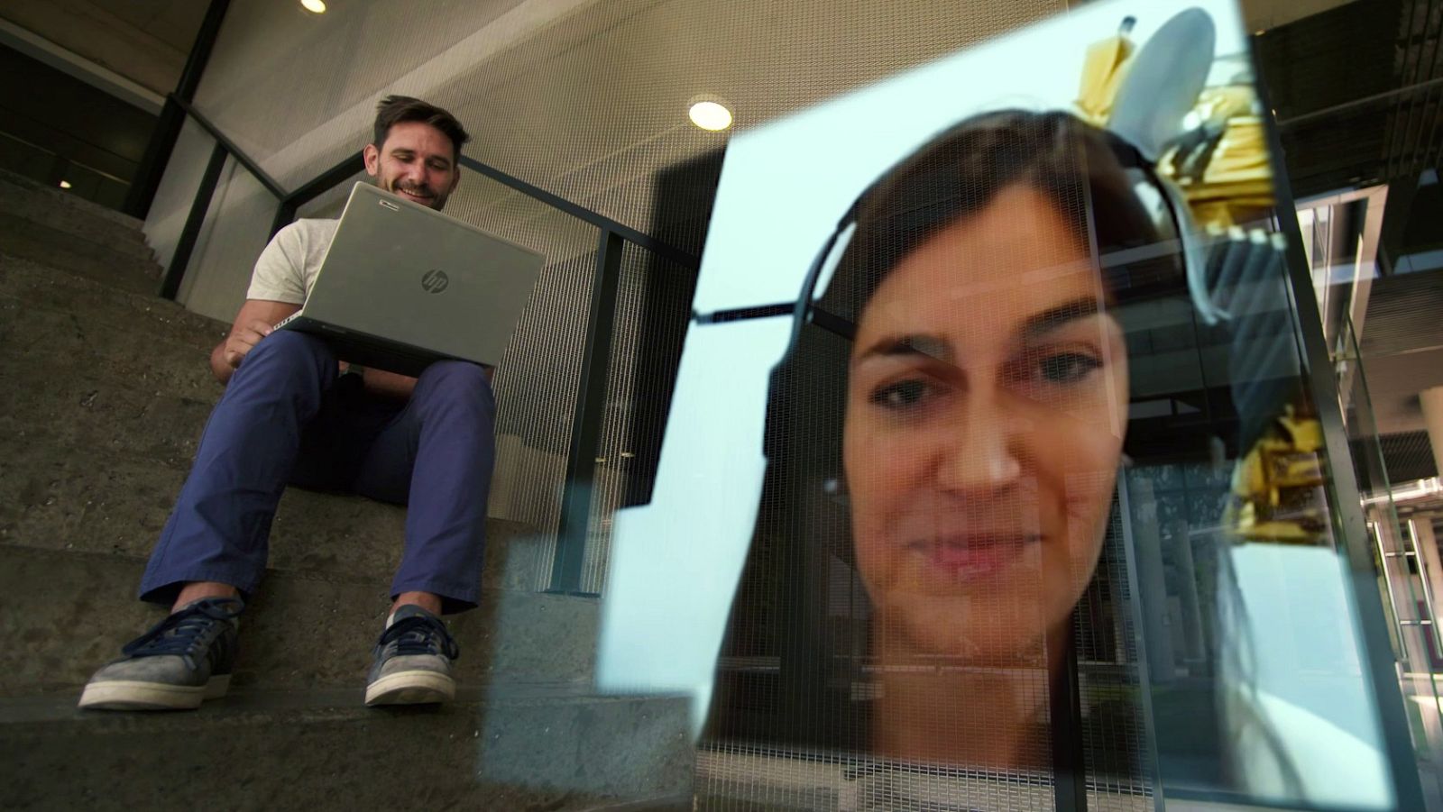 Laura, ingeniera aeroespacial y candidata a astronauta,sueña con  poder ser la primera mujer española en el espacio