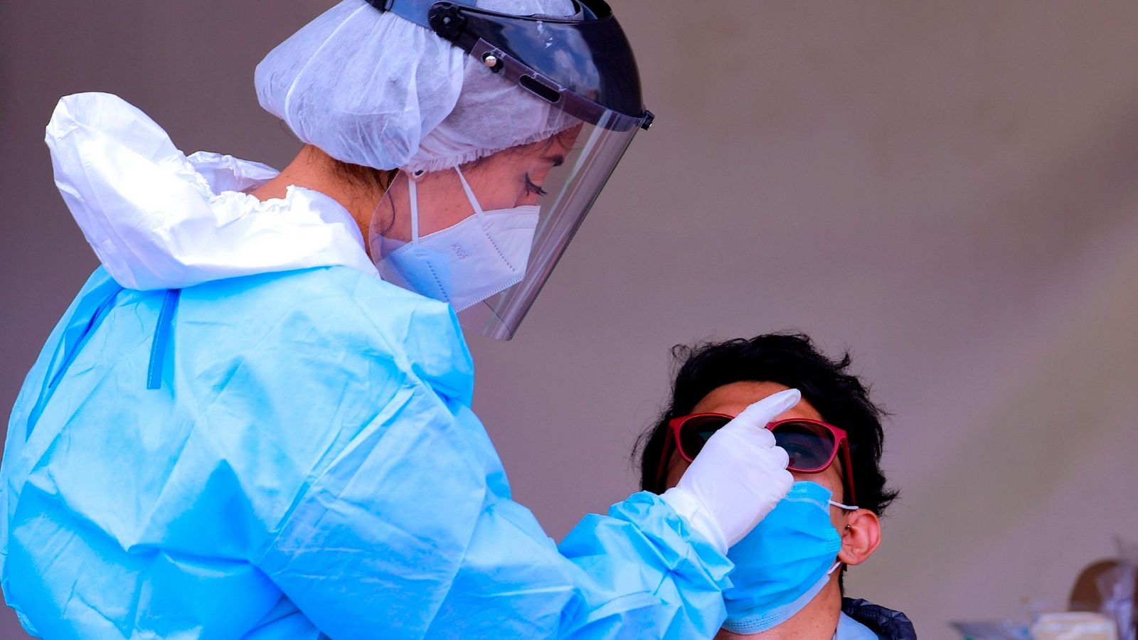 Personal sanitario realiza una prueba de COVID-19 a un paciente en Ciudad de México