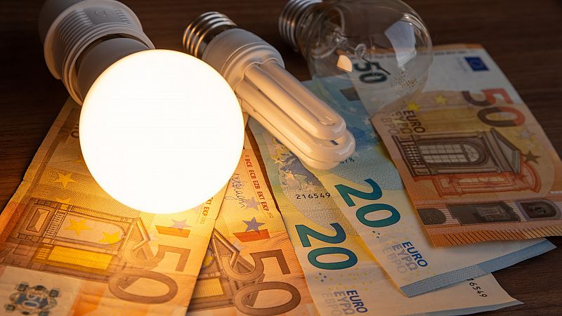 El precio de la luz baja a 144,18 euros/MWh en el domingo más caro de la historia