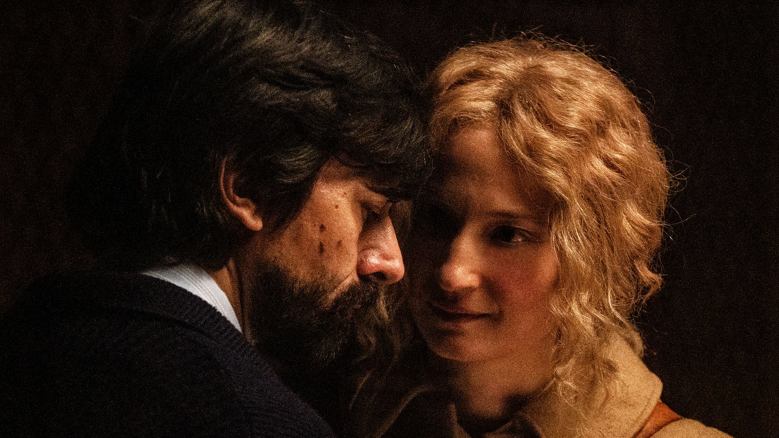 Luigi Lo Cascio y Alba Rohrwacher en 'Lazos'.