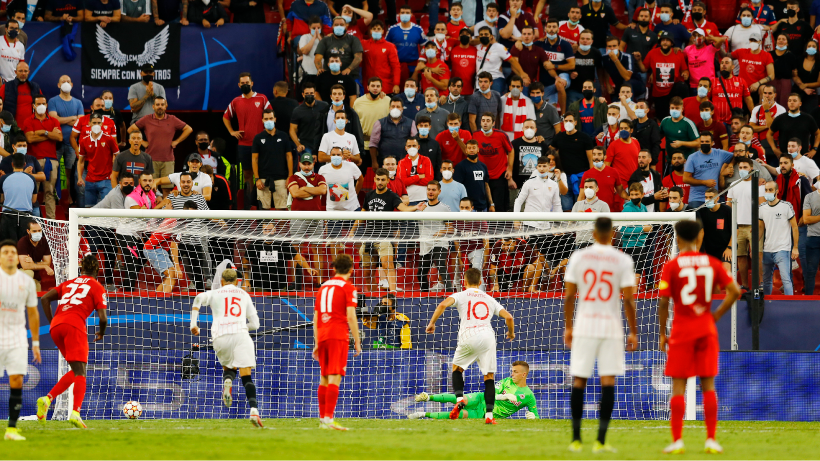 Rakitic logra el empate desde el punto de penalti