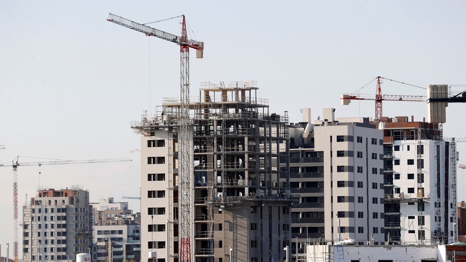 Vista de varios bloques de viviendas en construcción en Madrid