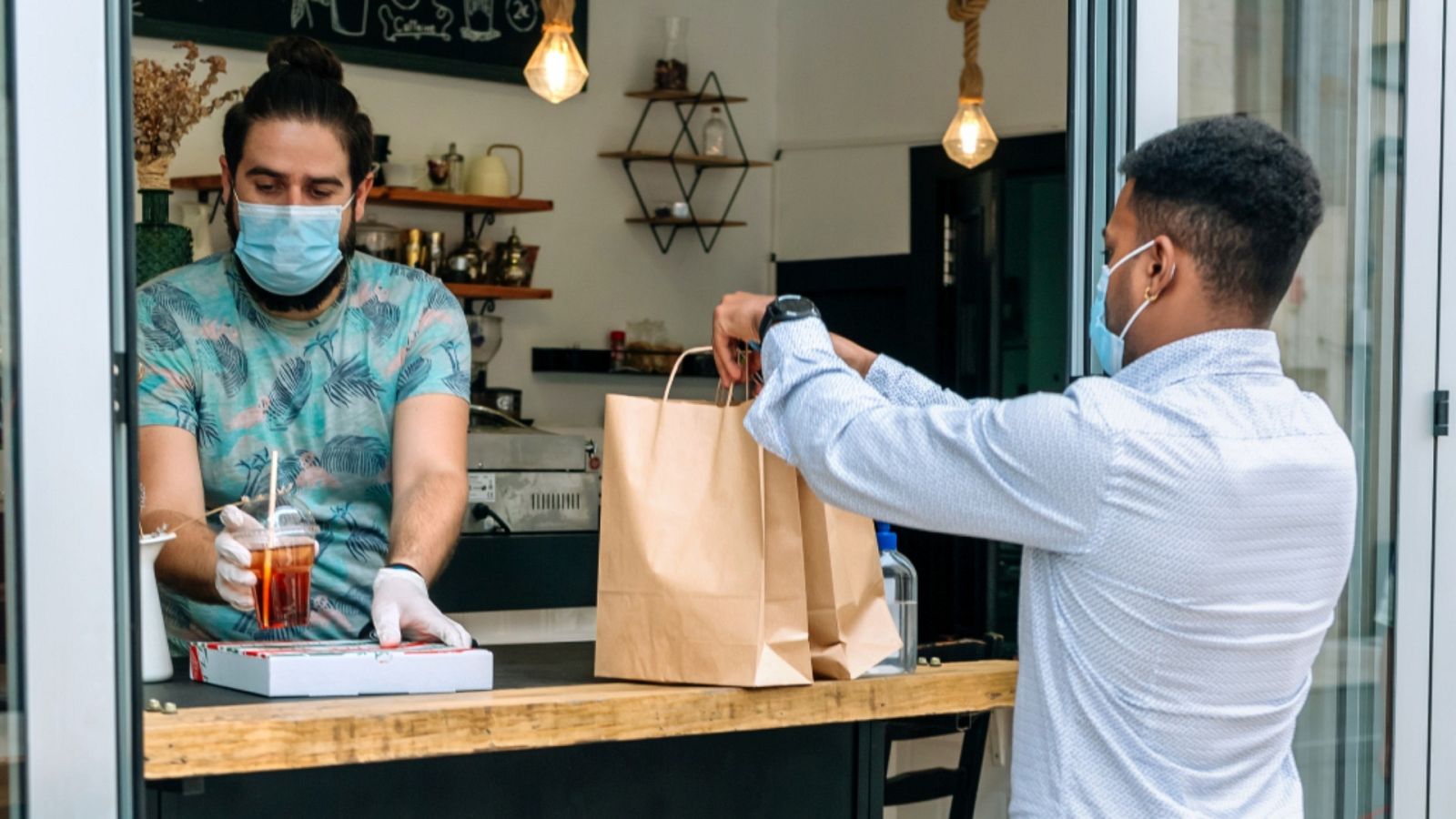 Las comunidades autónomas comienzan a relajar restricciones