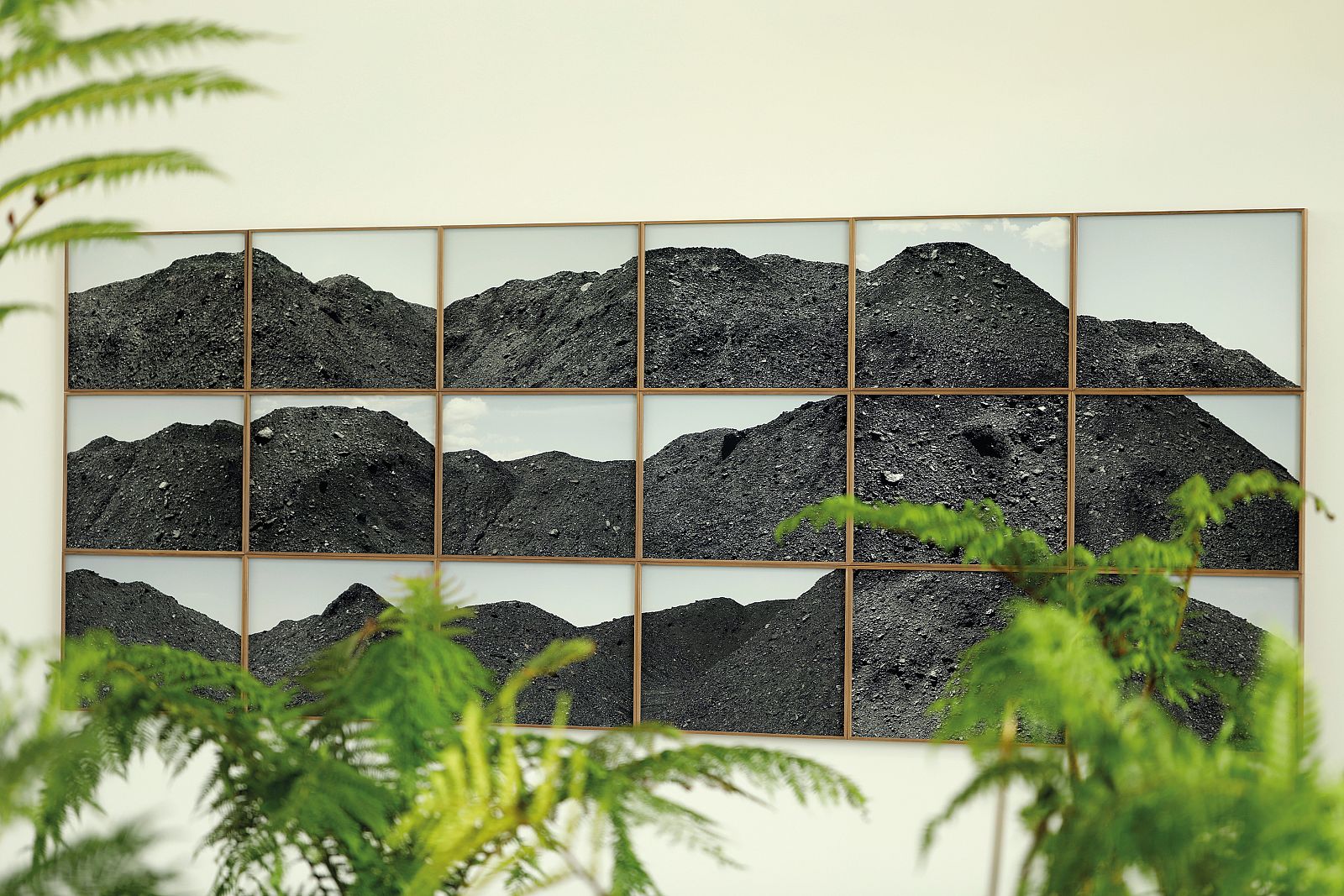 Jorge Yeregui: Las montañas perfectas (A punto de ser nada, Fundación Cerezales Antonino y Cinia, 2021)