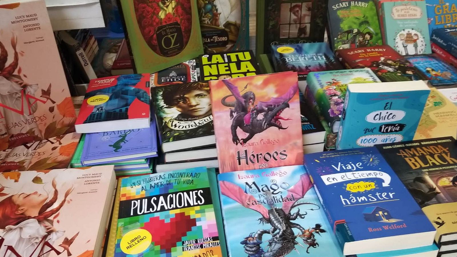 Imagen de libros de infantil y juvenil en la Feria del Libro