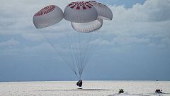 La cápsula Dragon regresa con éxito a la Tierra con la primera misión civil en el espacio