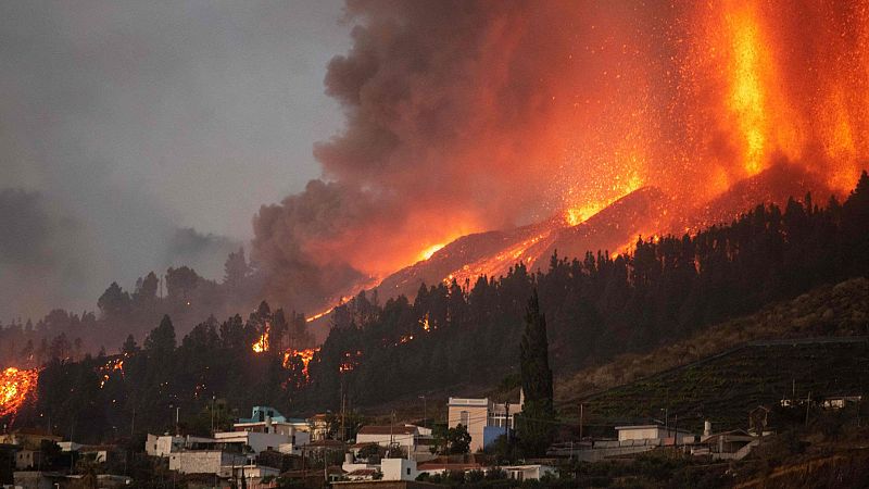 El volcán de La Palma entra en erupción y obliga a una evacuación masiva