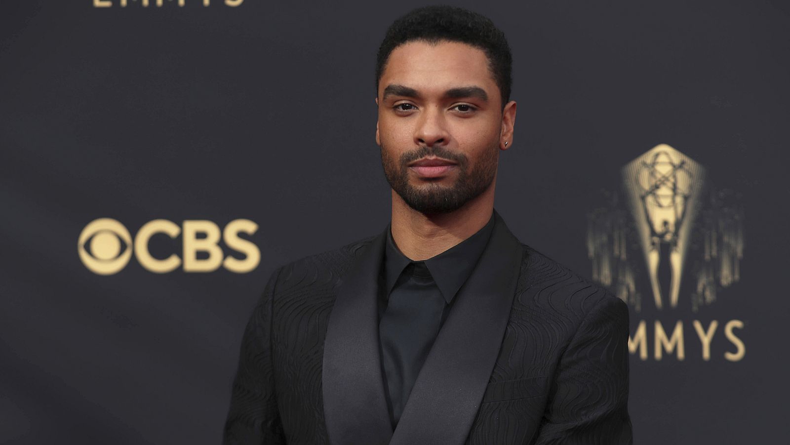 Regé-Jean Page en la alfombra roja de los premios Emmy
