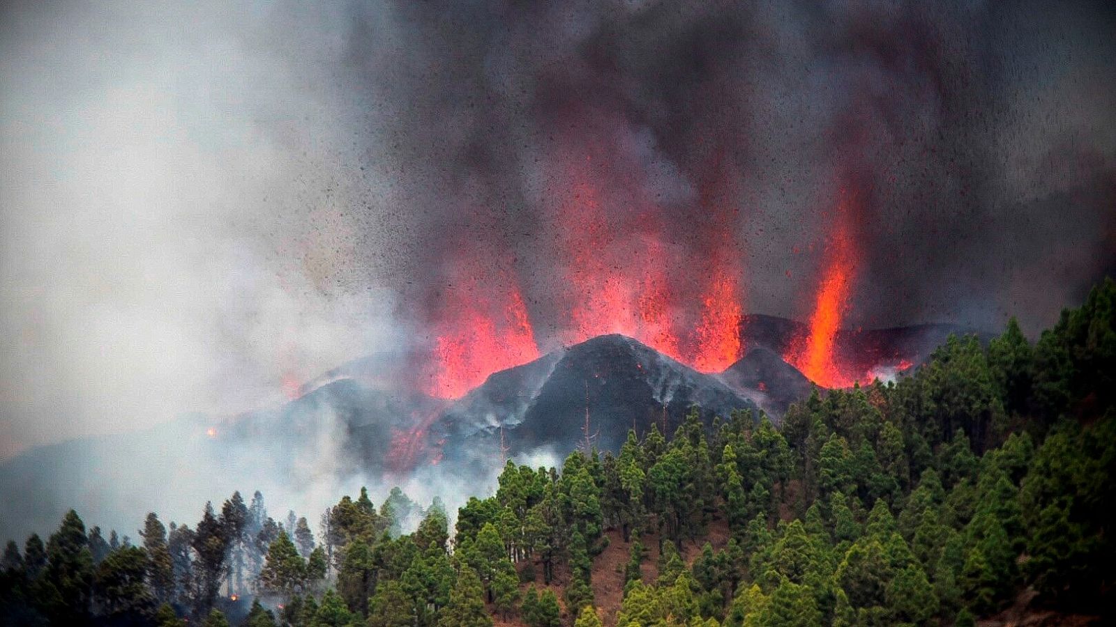 Miles de personas han sido evacuadas tras la erupción del volcán en La Palma