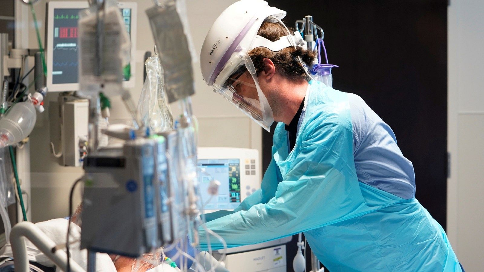 Un enfermero atiende a un paciente con COVID-19 en la unidad de cuidados intensivos en un hospital de Oklahoma, EE.UU.