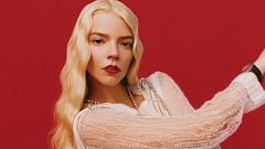 ¡Soprendente! Anya Taylor-Joy tiene un vestido de Dior pero no tiene casa