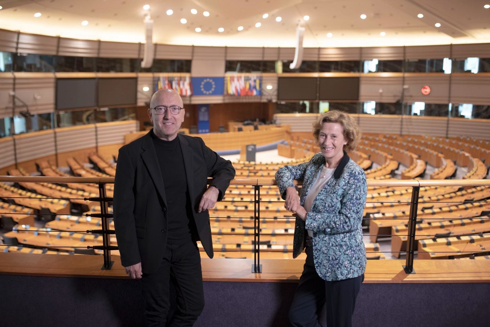 Óscar López, director y presentador de 'Página Dos' con la escritora Julia Navarro