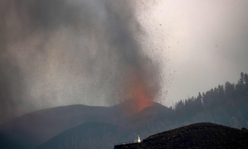La lava del volcán de La Palma avanza hacia el mar y deja ya 6.000 desalojados y 185 viviendas destruidas 