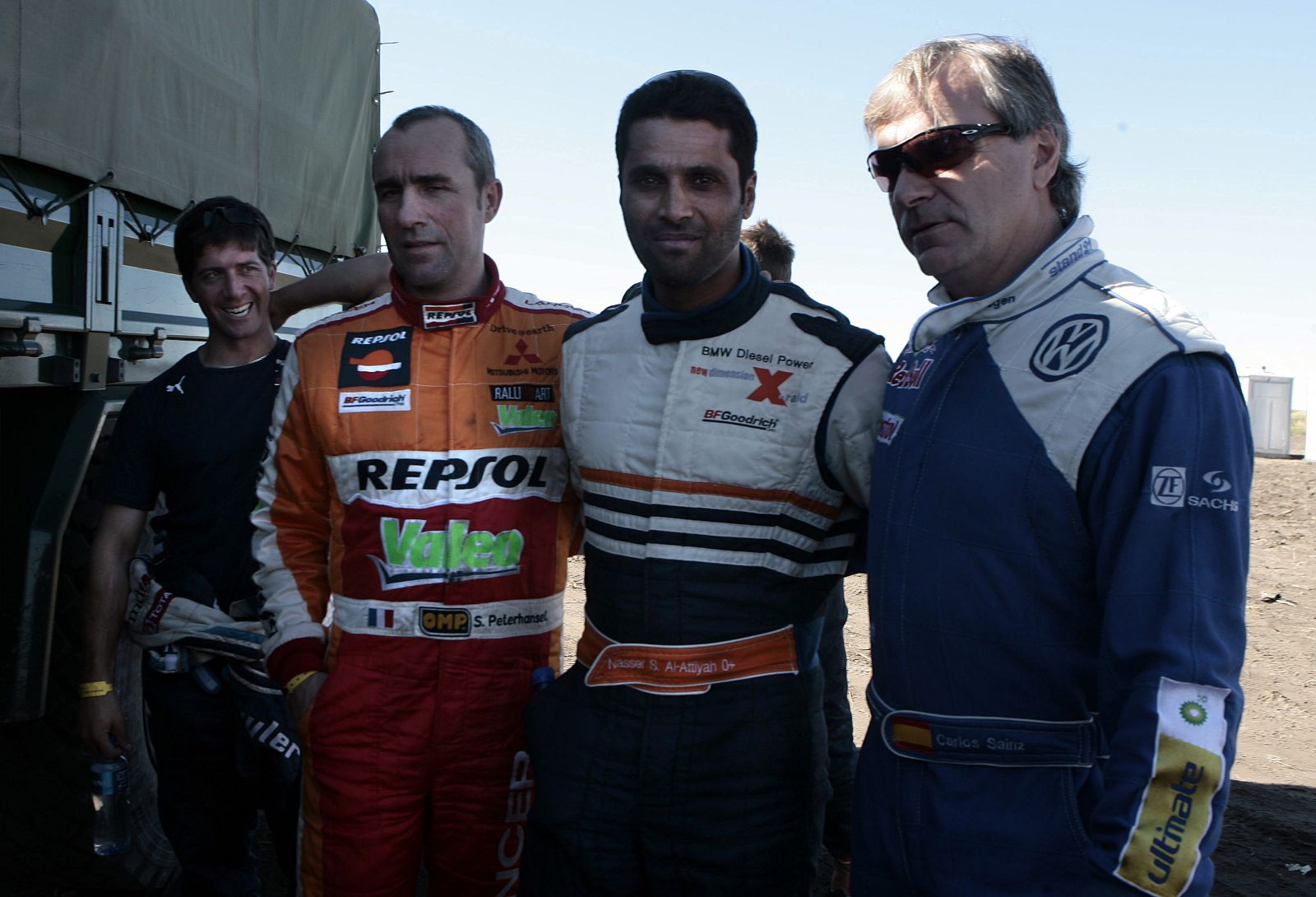 El piloto qatarí Nasser Al Attiyah (C), posa con el español Carlos Sainz (d), y el francés Stephane Peterhansel (i)