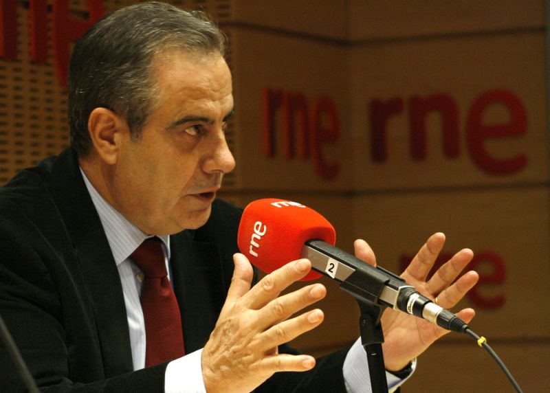 Corbacho: "El paro seguirá creciendo, pero no superará los cuatro millones" (Asuntos Propios)