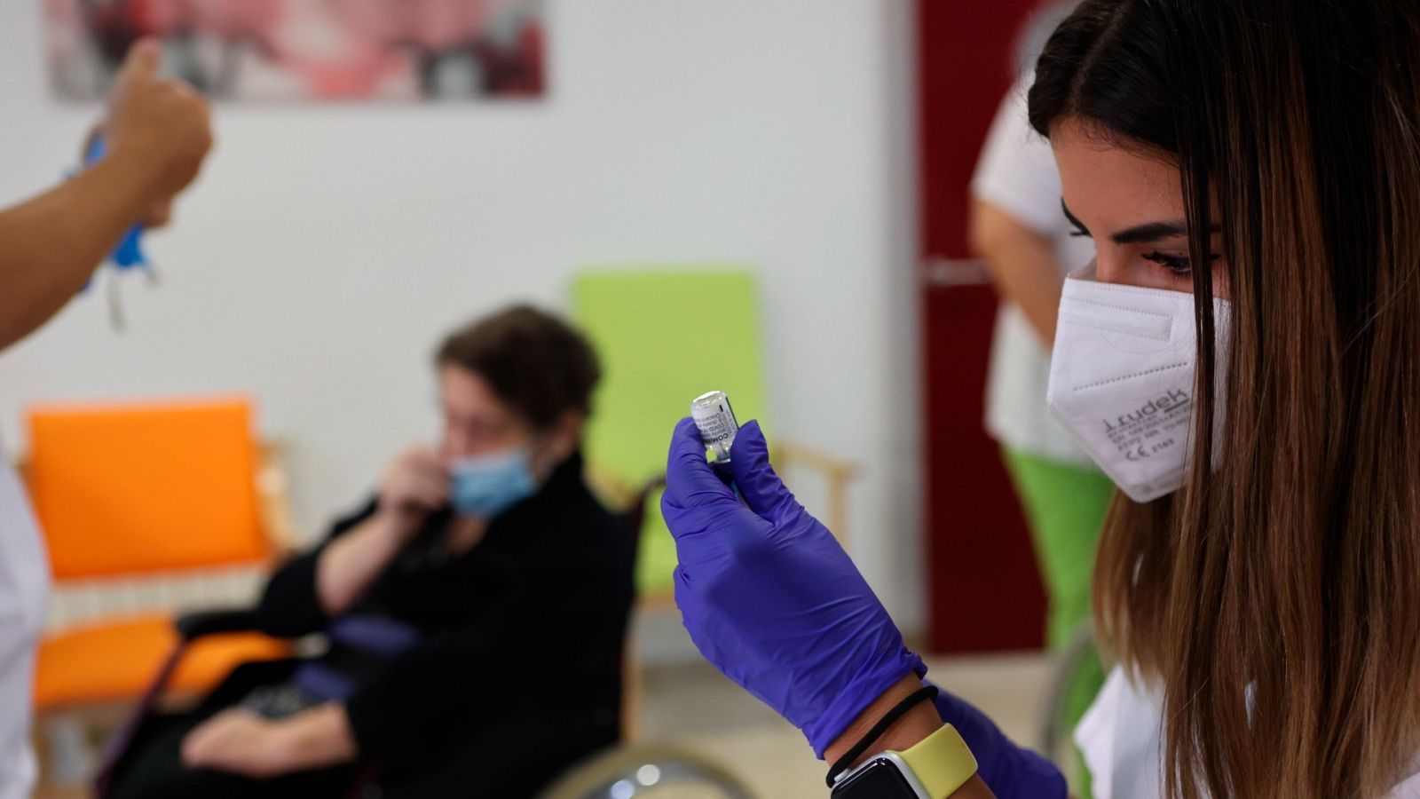 Miembros del Servicio Extremeño de Salud (SES)  en la campaña para inocular la tercera dosis de la vacuna a residencias