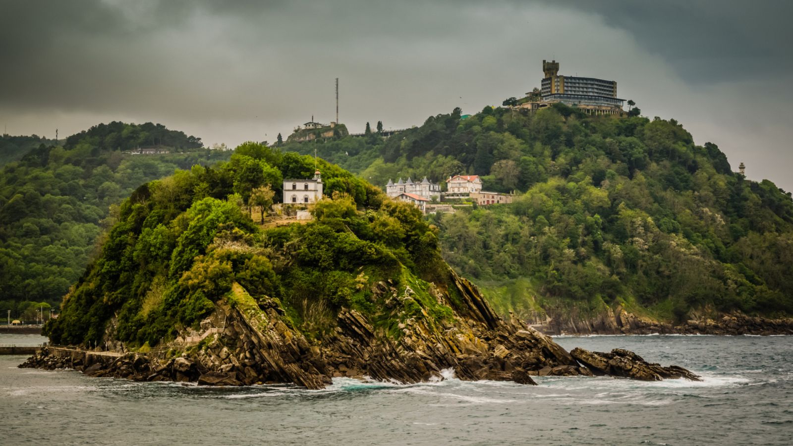 La isla de Santa Clara y el Monte Igueldo por detrás
