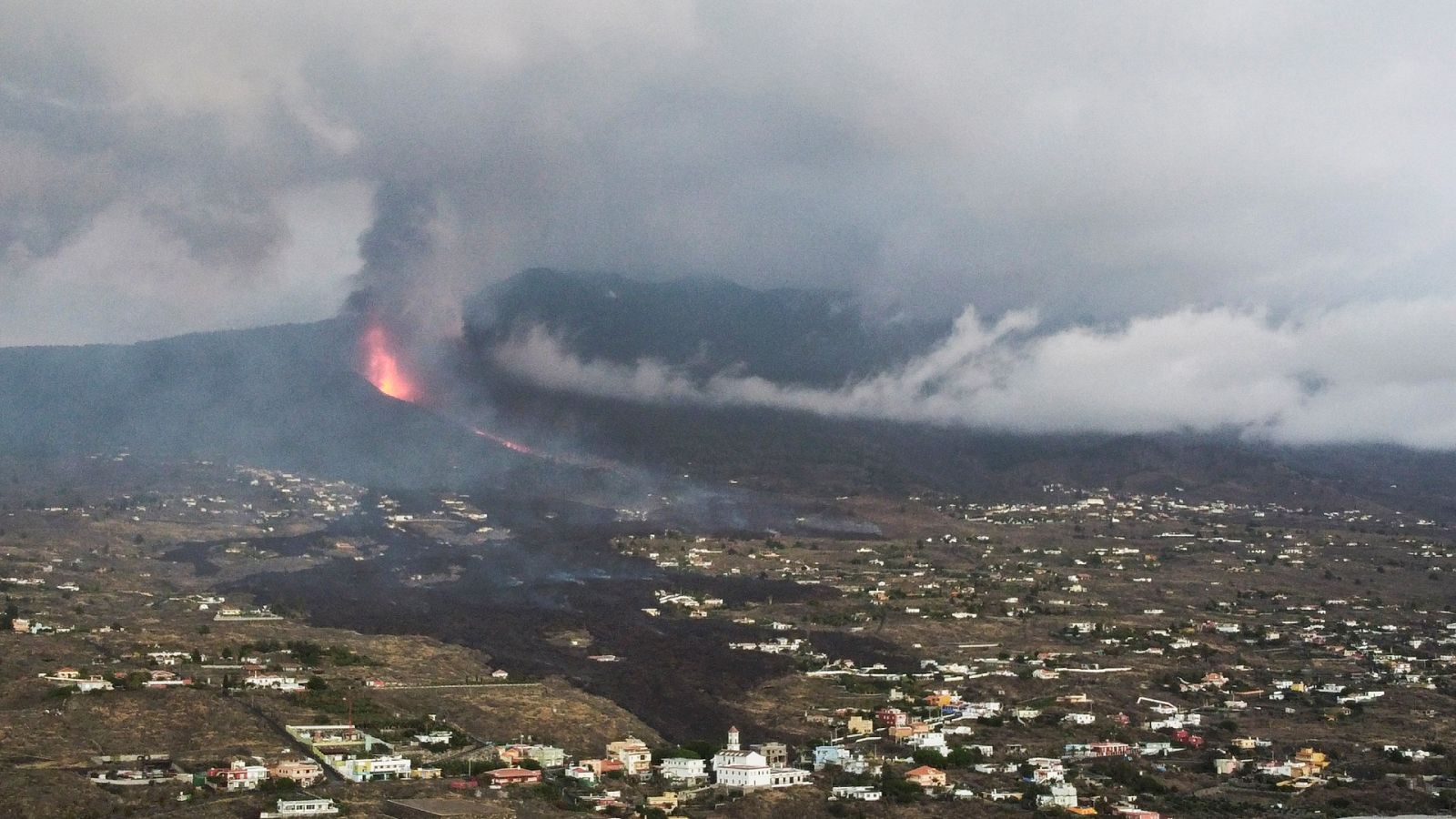 Imagen tomada desde un dron de la erupción del nuevo volcán de La Palma