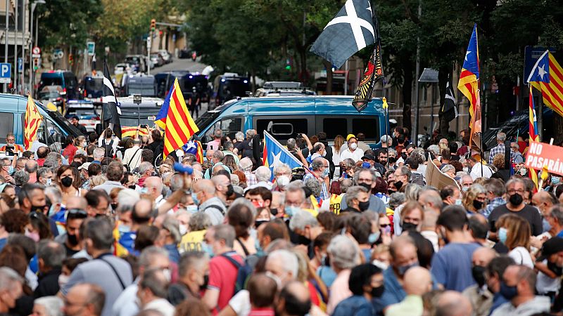 Manifestación ante el consulado de Italia en Barcelona para protestar contra la detención de Puigdemont