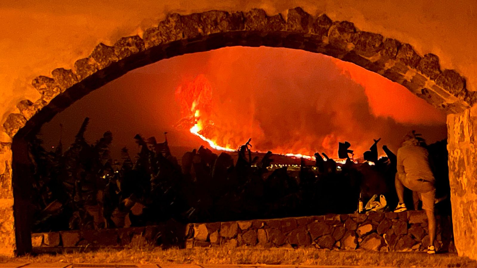 Un hombre observa la erupción del volcán de Cumbre Vieja en Los Llanos de Aridane.