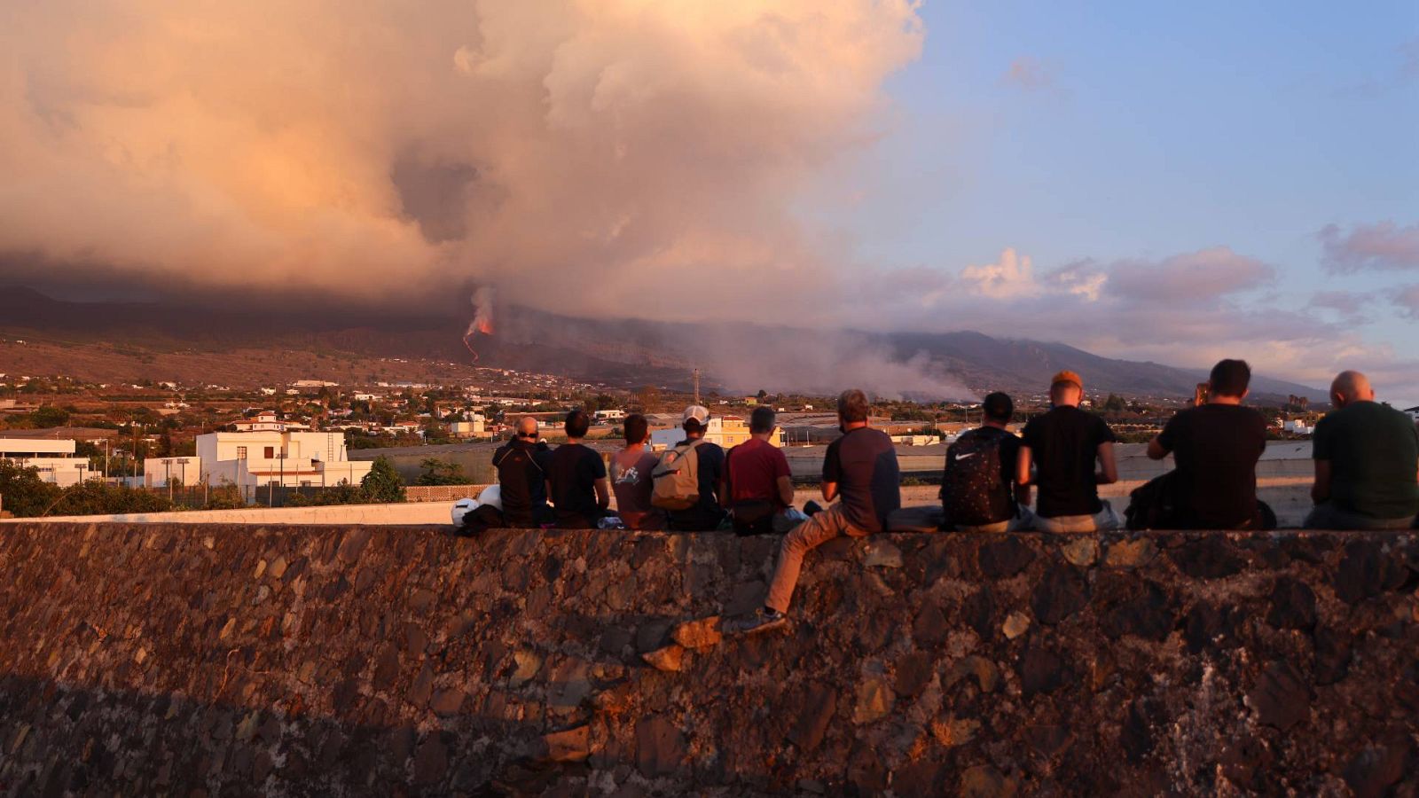 La lava del volcán ralentiza su velocidad y se mantienen cuatro puntos de emisión simultáneos en el cráter