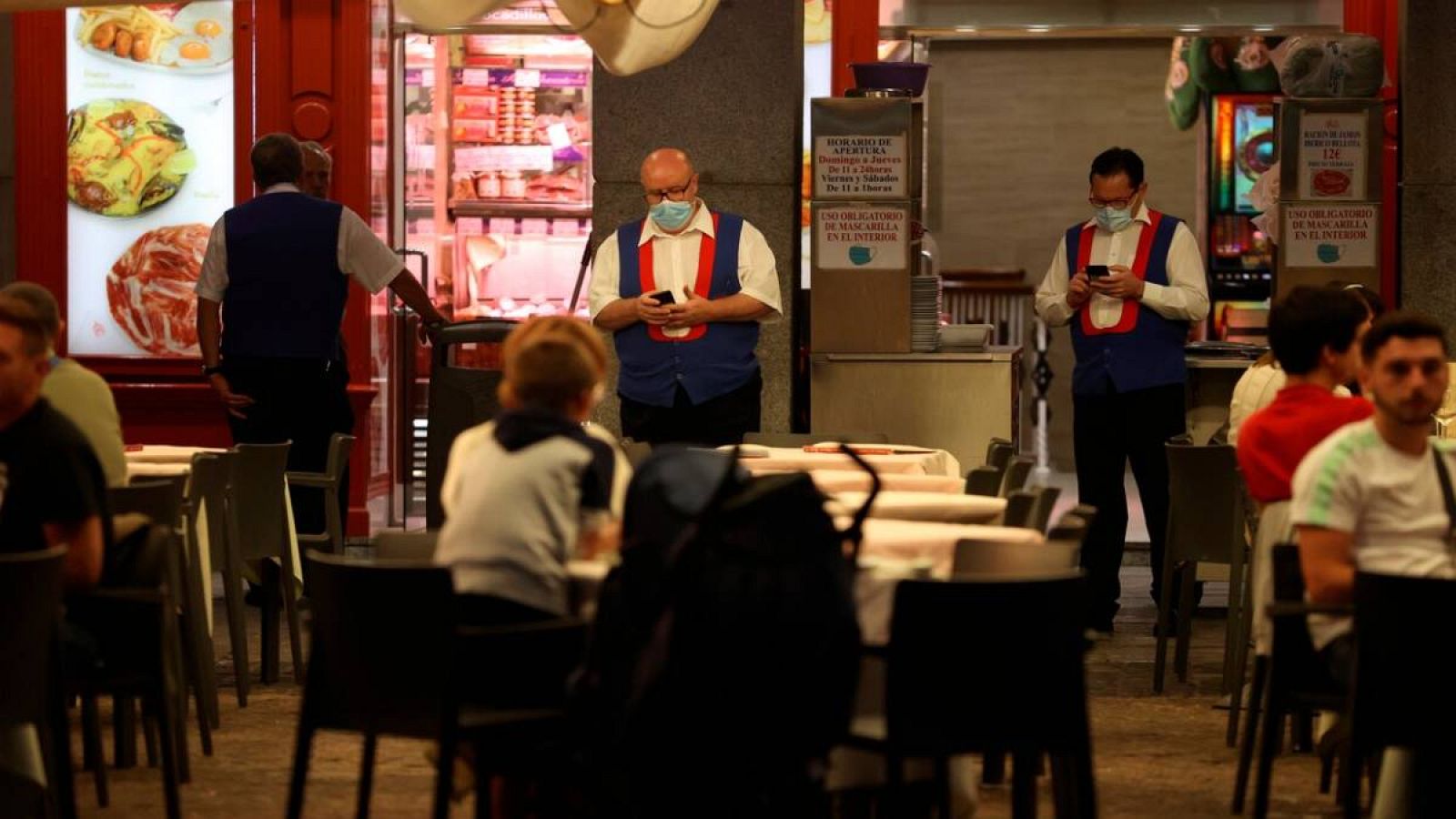 Imagen de los trabajadores de un bar durante la pandemia de coronavirus.