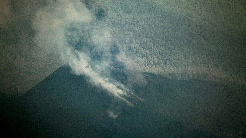 El volcán de La Palma se reactiva tras una pequeña pausa