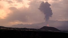 El volcà torna a expulsar fum i cendres, i s'espera que la lava arribi a la mar de manera "imminent"