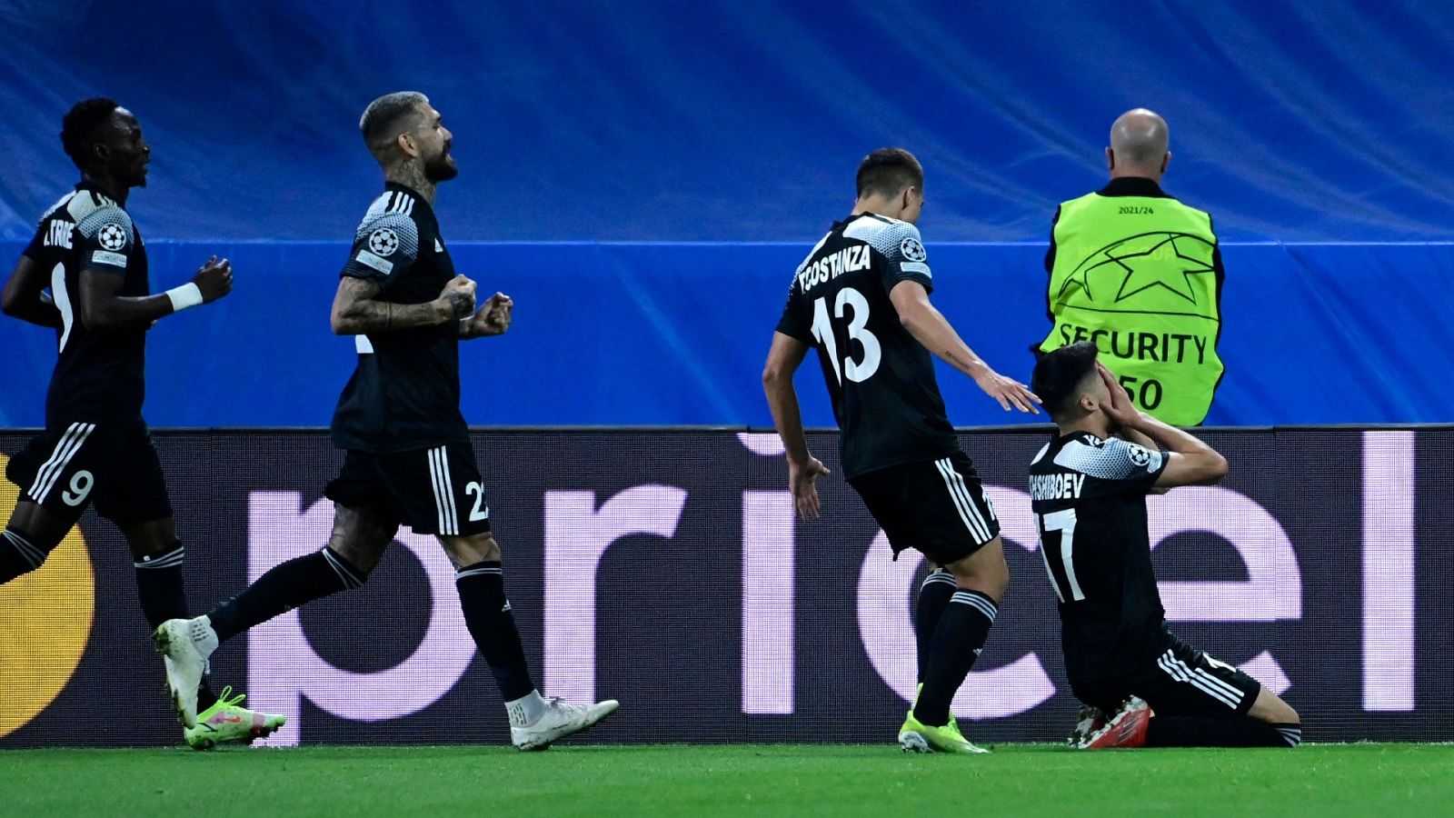 Yakhshiboev celebra el primer tanto ante el Real Madrid