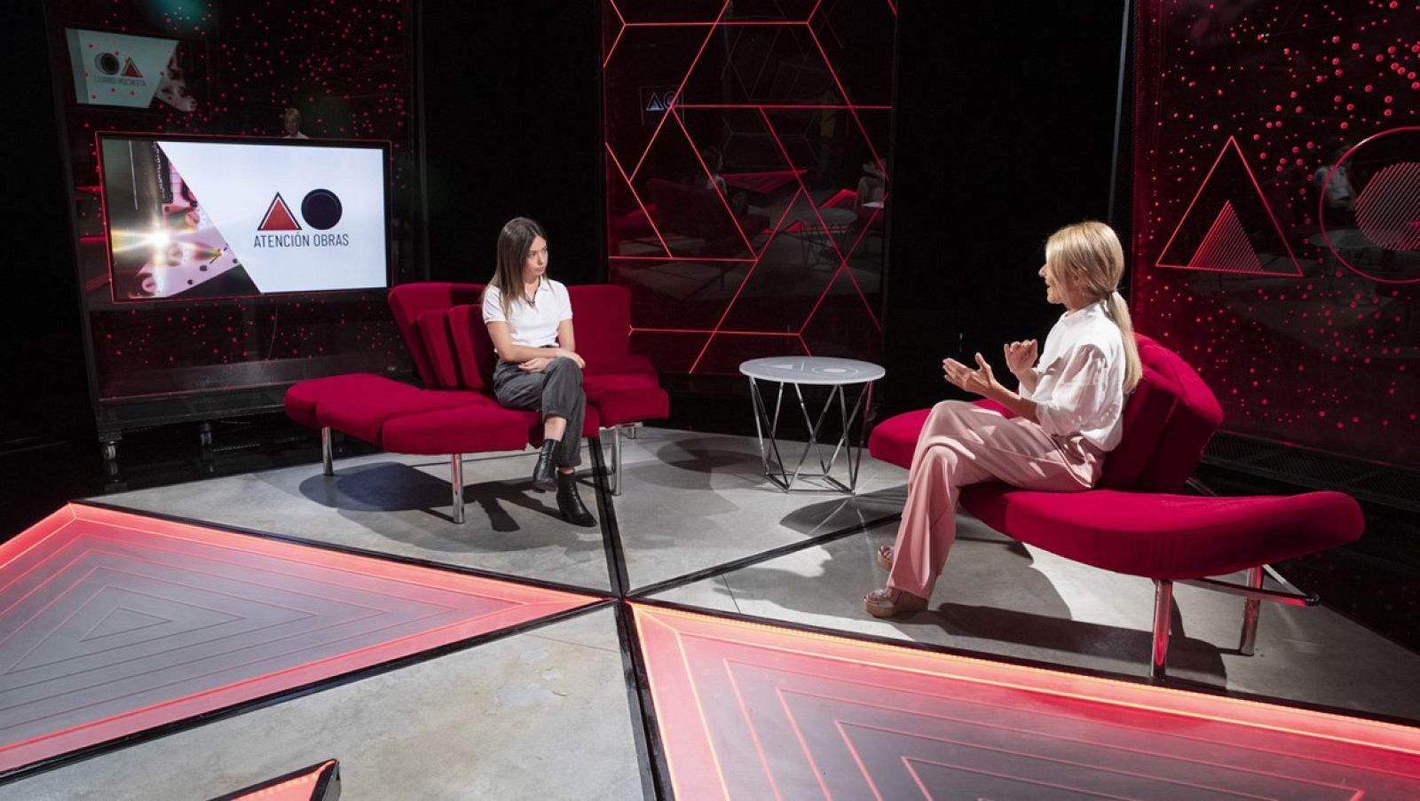 Atención Obras - Anna Castillo y Cayetana Guillén Cuervo