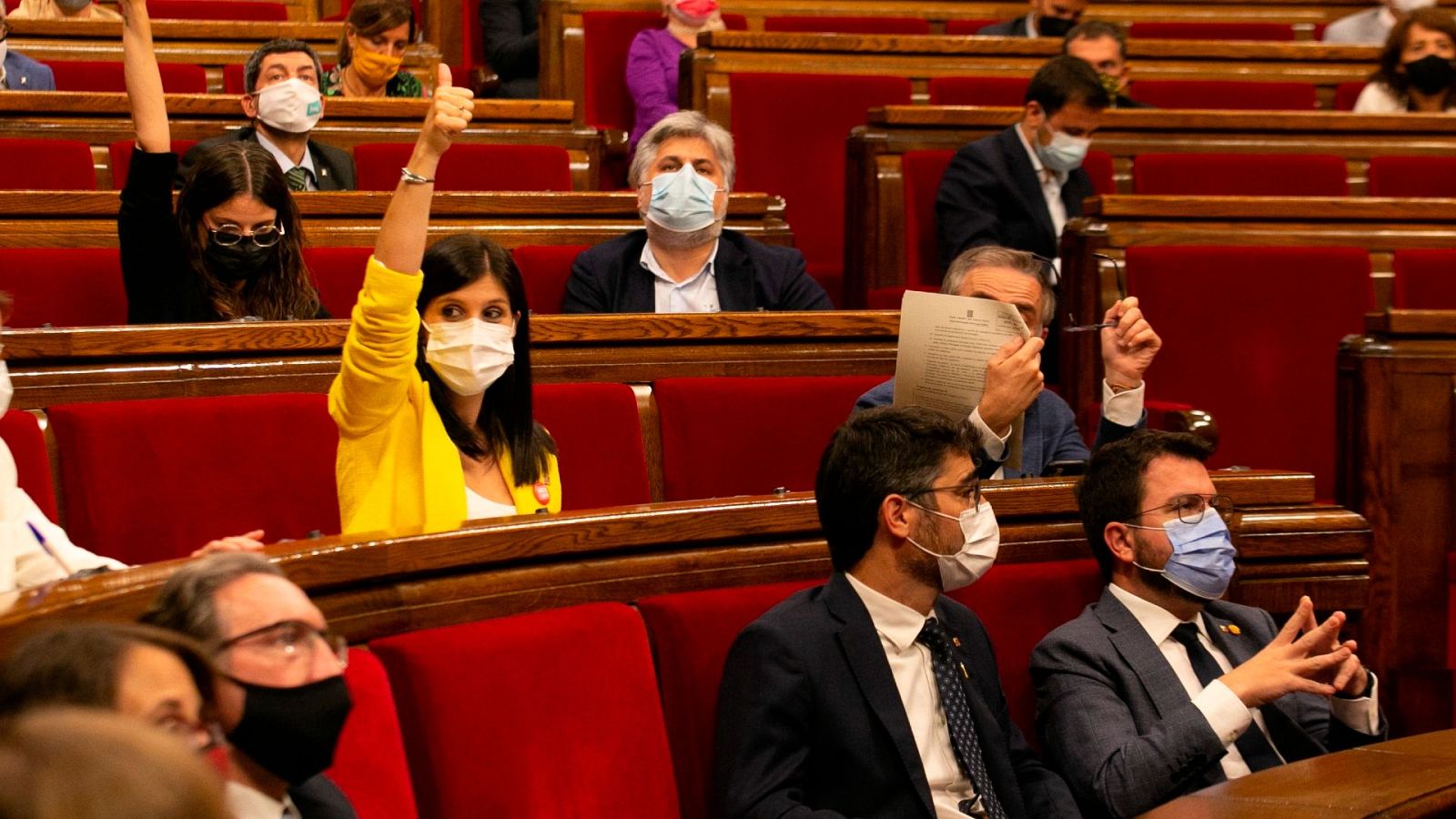 La diputada de ERC, Marta Vilalta, marca el sentido de la votación a sus compañeros de grupo durante la sesión