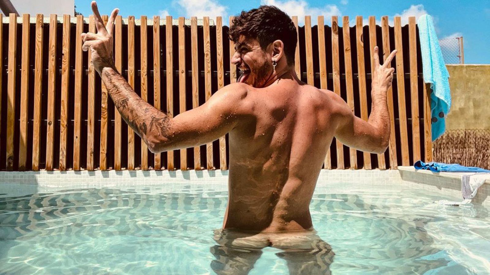 Luis Cepeda, de Operación Triunfo, posa desnudo en la piscina