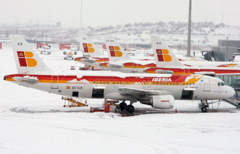 Barajas suspende los vuelos de forma momentánea por la nieve, que dificulta el acceso al aeropuerto