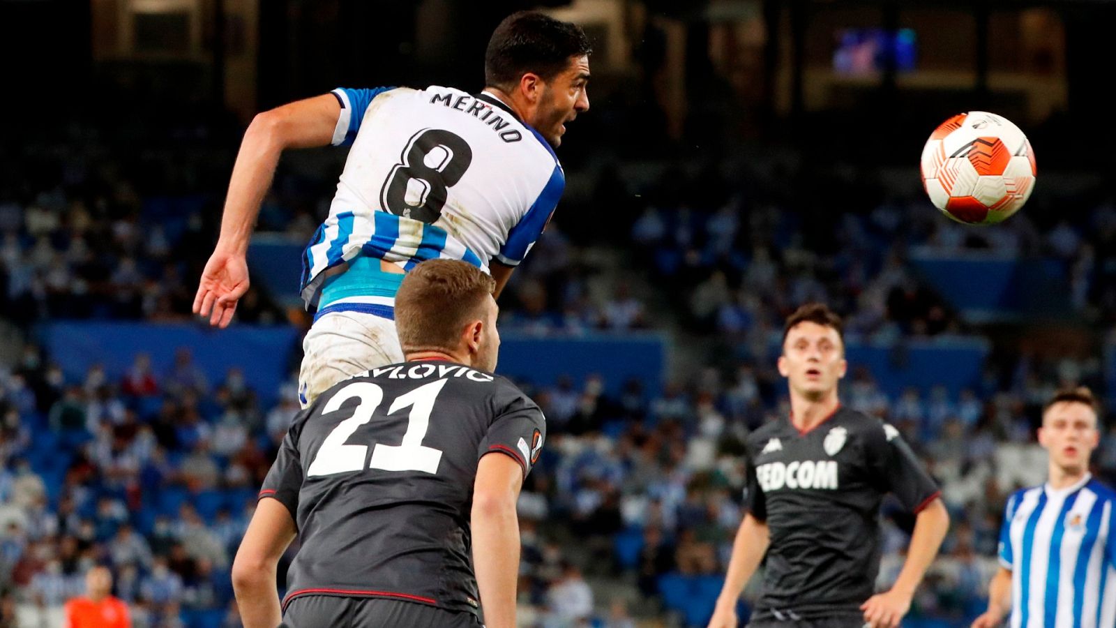 Mikel Merino cabecea para hacer el único gol ante el Mónaco