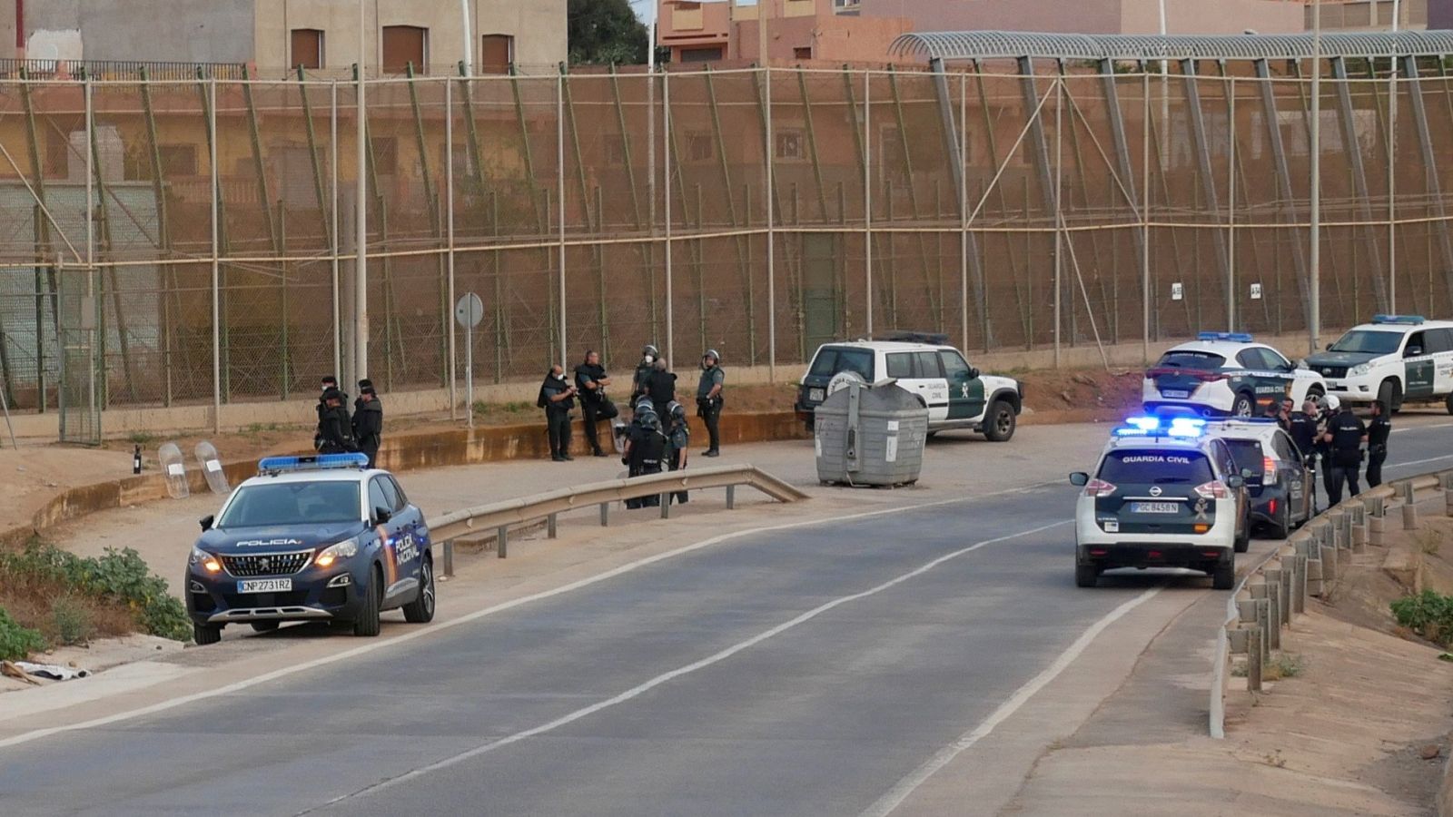 Agentes de la Policía y la Guardia Civil en la valla de Melilla, en una imagen de archivo
