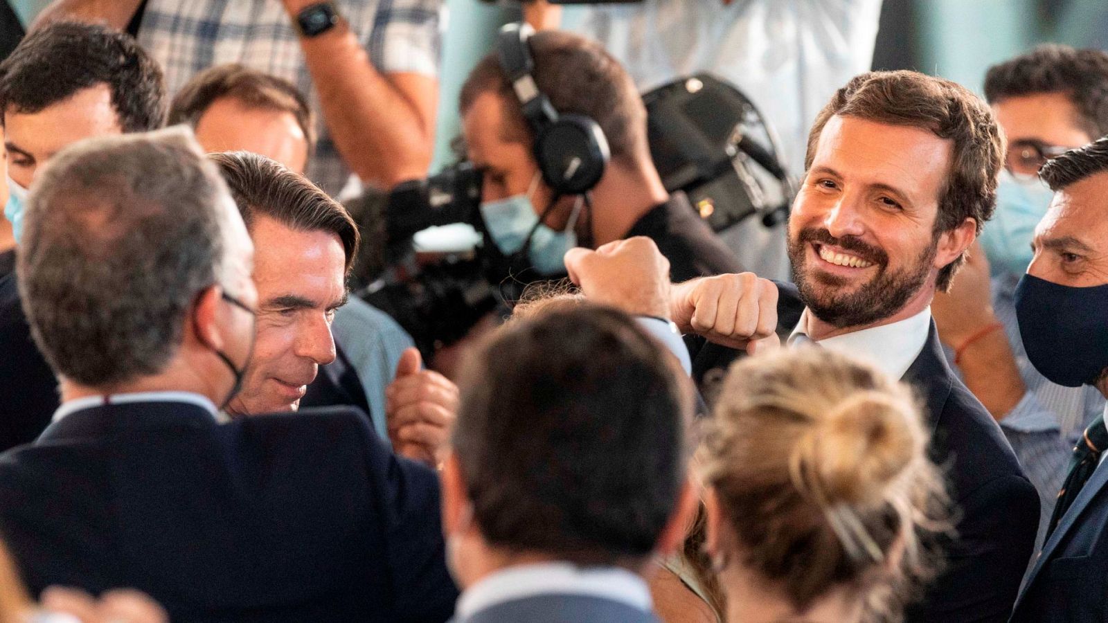 Pablo Casado (d) y el expresidente José María Aznar (i) durante la convención en Sevilla