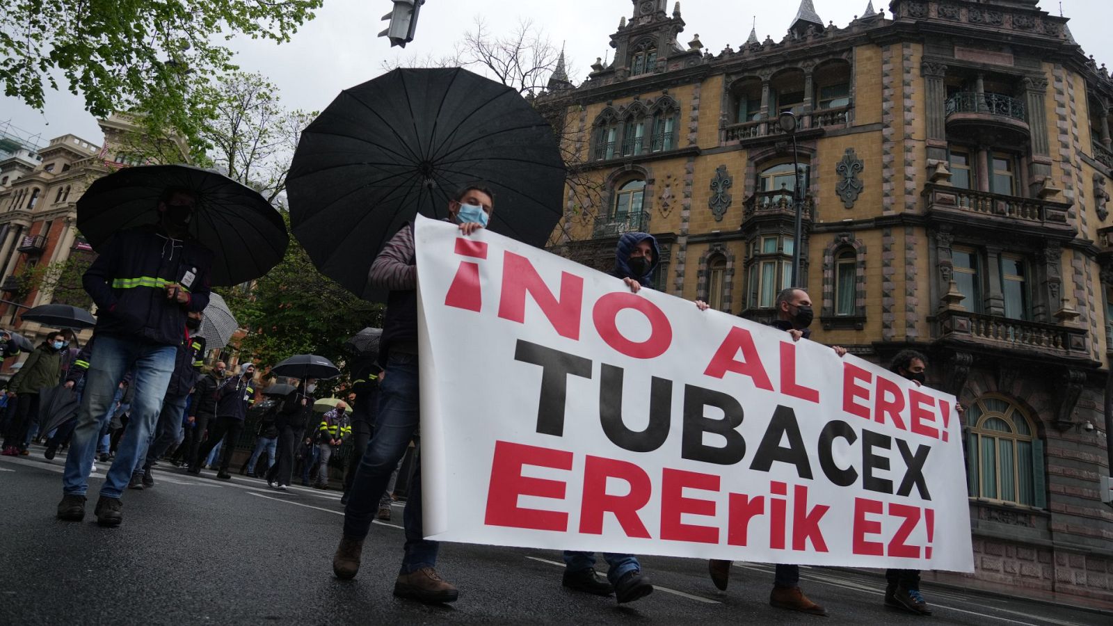 Varias personas participan en una manifestación contra el ERE planteado por Tubacex