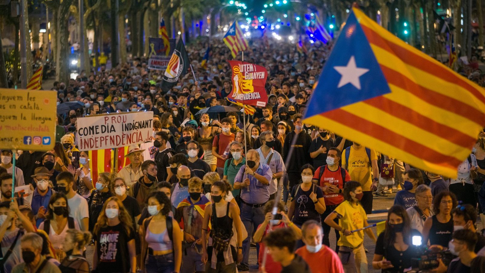 Cientos de personas durante la manifestación por el referéndum del 1-O en Cataluña
