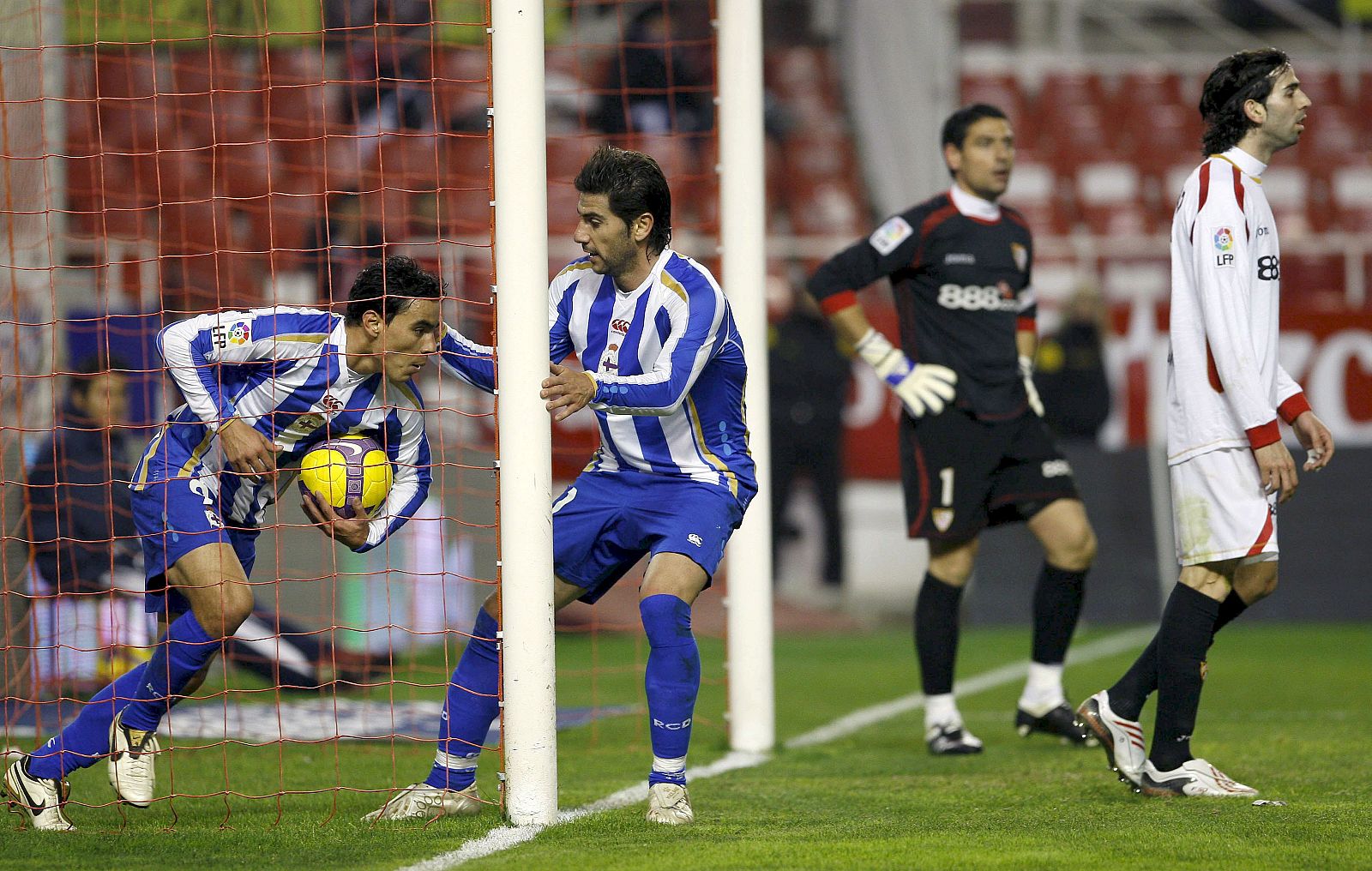 El Deportivo de la Coruña y el Sevilla afrontan la segunda de las tres citas que tienen en una semana