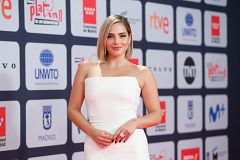 Andrea Duro dice 'sí quiero' al vestido de novia en los Premios Platino