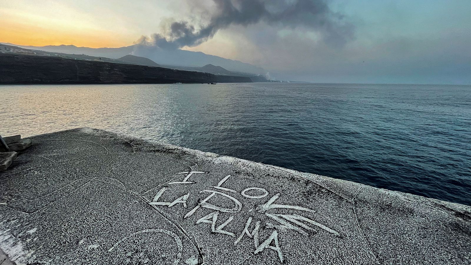 Vista de la erupción y la llegada de la lava al mar, desde el Puerto de Tazacorte.