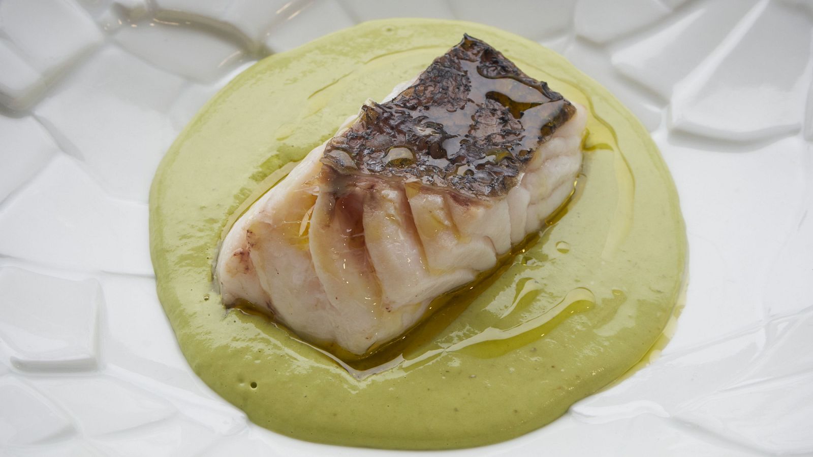 Receta de merluza con pil pil de pimientos del padrón