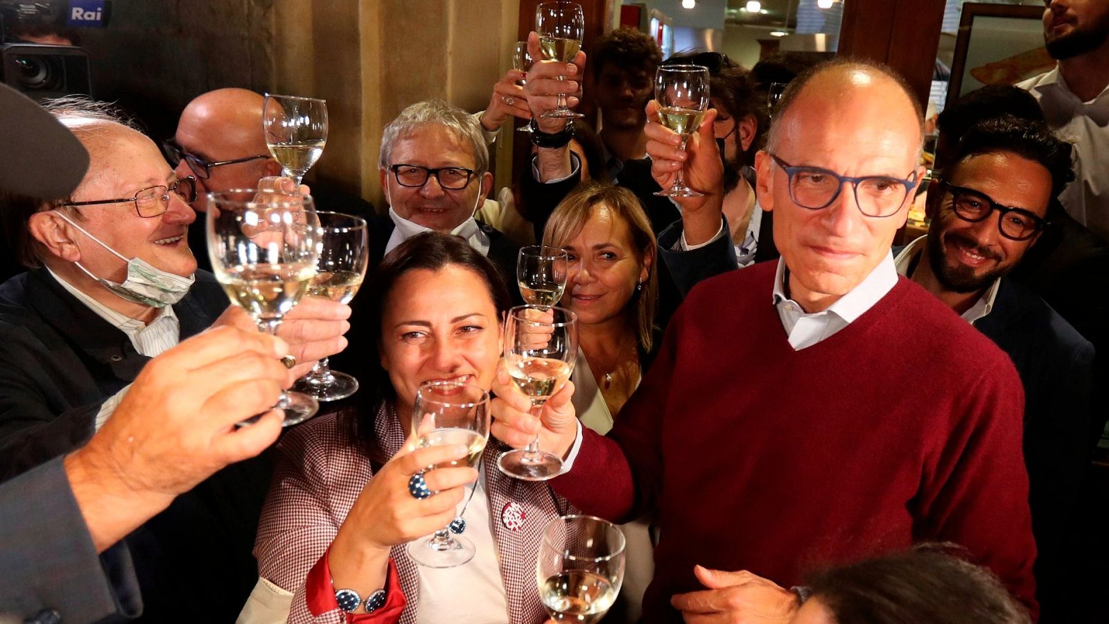 El secretario del Partido Democrático Enrico Letta celebra los resultados