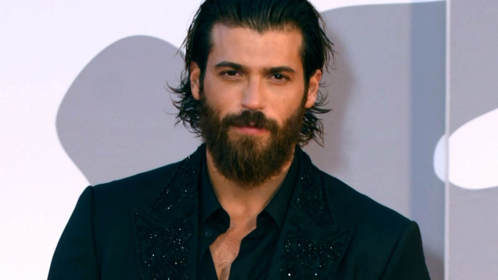 Can Yaman a punto de ser devorado por sus fans en Italia