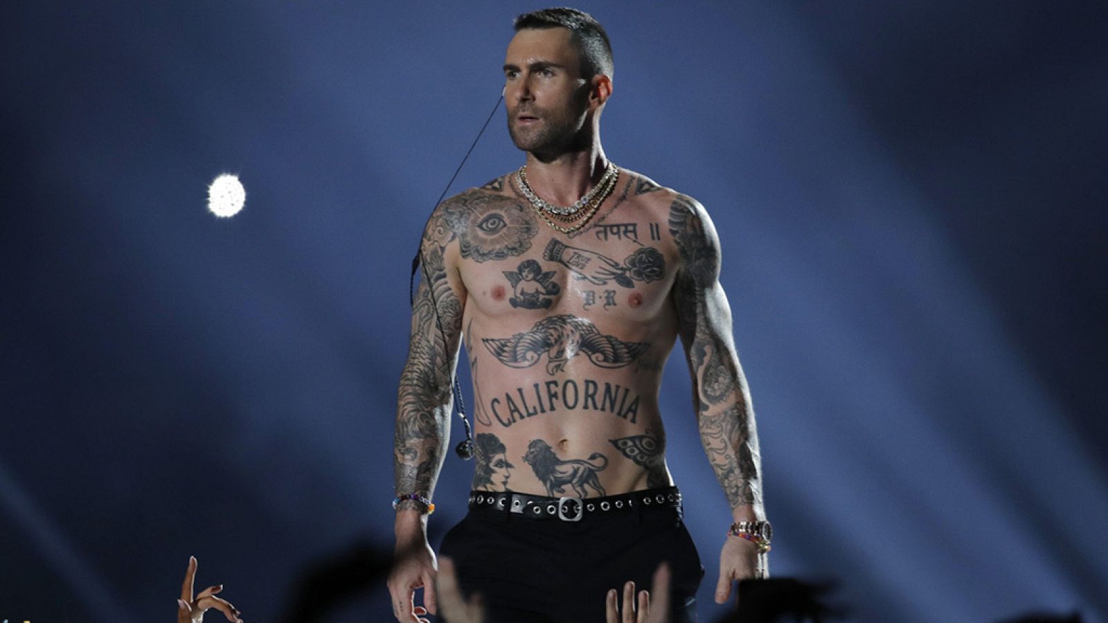 Adam Levine estrena tatuaje y nuevo 'look'