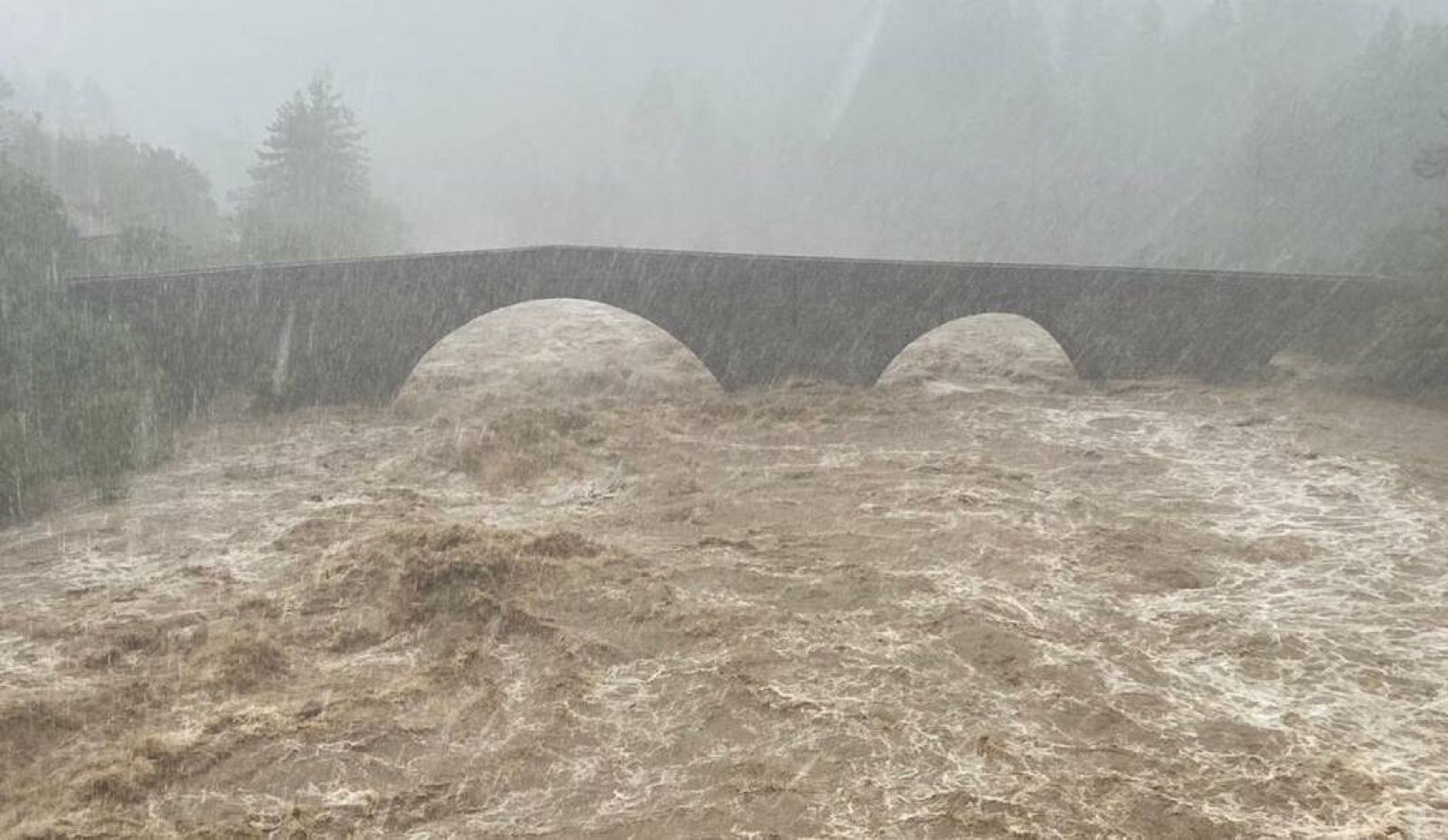 Imatge del riu Orba desbordat a la regió de Lugúria | Font: Keraunos