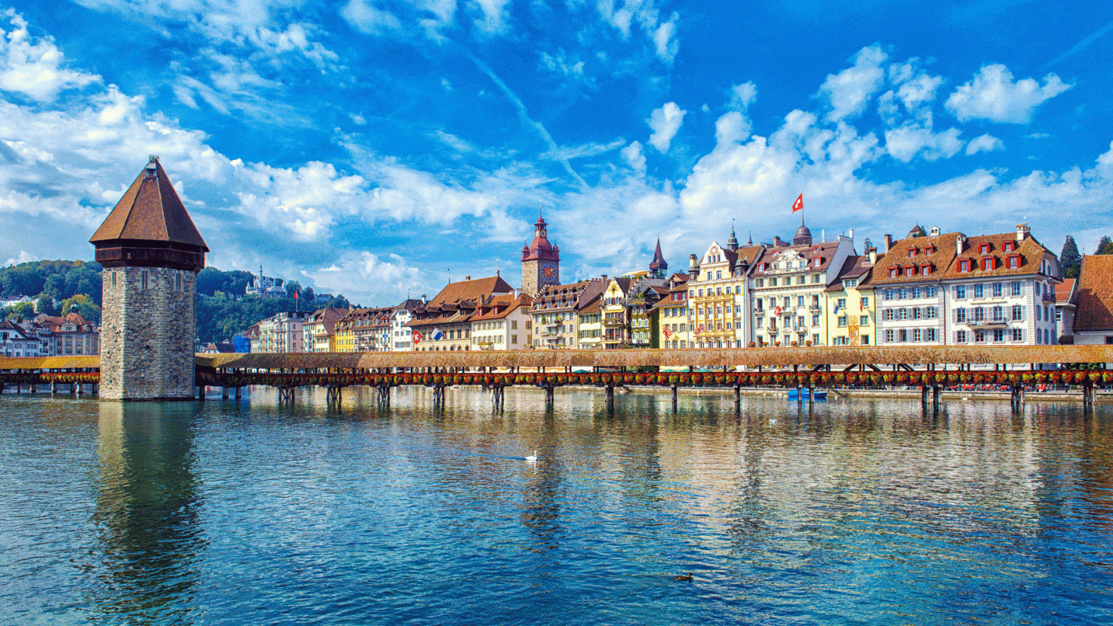 Paseo marítimo del río Reuss de Lucerna con el famoso puente Kapellbrucke.